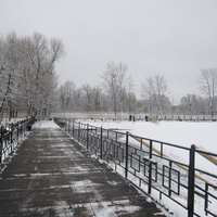 Тротуар вокруг пруда зимой
