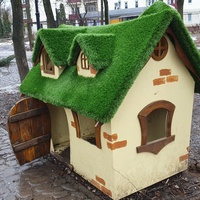 Детский домик в парке