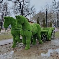 Зелёная фигура, лошади