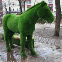 Зелёная фигура, лошадь