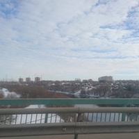 Вид на жилой массив города с моста через реку Лопасню