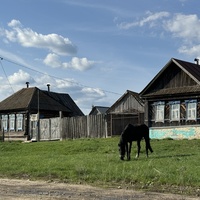 Дома напротив церкви в Русской Пенделке