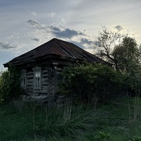 Заброшенный дом на краю села