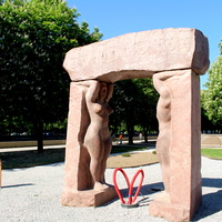 Скульптура "Мир. Созидание" (1983)  Александра Чирницкого.