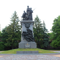 Памятник героям Первой мировой войны от благодарной России на пересечении Гвардейского проспекта и улице генерал-фельдмаршала П.А. Румянцева (бывшей Горной)