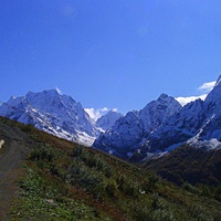Домбай. Впереди - гора Домбай-Ульген (4046м), за ней вершина южная Домбай-Ульген (3569м), справа - пик Инэ (3455м)