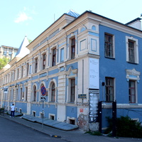 Памятник архитектуры - жилое здание на пр. Революции, 7.