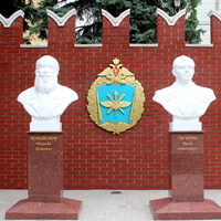 Бюсты Николая Жуковского и Юрия Гагарина у Академии ВВС.