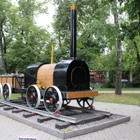 Модель первого российского паровоза Черепановых в сквере ДК железнодорожников.