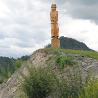 Скульптура Умай-Эме на въезде.