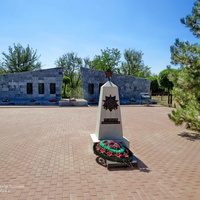 Памятный знак у входа на площадь мемориала ВОВ