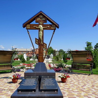 Поклонный крест на территории Казанской церкви