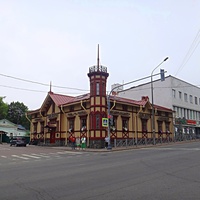 На перекрёстке улиц Карельской и Ленина. В центре - Дом Берга