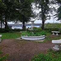 Фонтан в скверике на Набережной Ладожской Флотилии у памятника советскому солдату