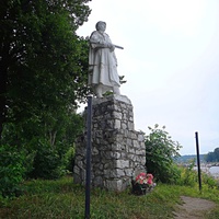 Памятник советскому солдату в скверике на набережной Ладожской Флотилии