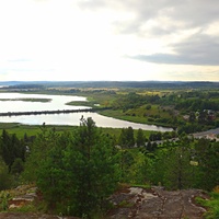 На вершине горы Паасонвуори (Паасо) 79 метров в Сортавале. Вид на озеро Кармаланьярви, реку Китенйоки и мост с шоссе через неё