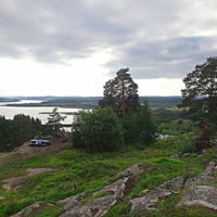 На вершине горы Паасонвуори (Паасо) 79 метров в Сортавале. Вид на озеро Кармаланьярви и реку Китенйоки