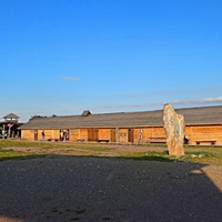 На территории исторического парка "Бастион". Слева - Медовый зал (зал для пиров) или Дом Ярла (князя).  Это реконструкция «длинного» дома с крышей в виде перевернутого драккара (деревянного корабля викингов). Далее - Тир, Гончарная и Ткацкая