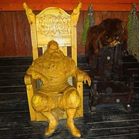 На территории исторического парка "Бастион". Музей викингов "Крепость чёрного медведя". В Медовом зале (зале для пиров) или Доме Ярла (князя).