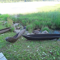 На территории исторического парка "Бастион".  "ЛАДЕЙНАЯ ИСТОРИЯ". Флот парка «Бастiонъ». Свежие лодки-долблёнки или "однодревки" по образцу найденной при раскопках в парке. В флотилию входят 4 лодки долблёнки. Такие лодки строили с каменного века.