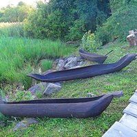 На территории исторического парка "Бастион".  "ЛАДЕЙНАЯ ИСТОРИЯ". Флот парка «Бастiонъ». Свежие лодки-долблёнки или "однодревки" по образцу найденной при раскопках в парке. В флотилию входят 4 лодки долблёнки. Такие лодки строили с каменного века.