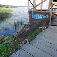 На территории исторического парка "Бастион".  "ЛАДЕЙНАЯ ИСТОРИЯ". Флот парка «Бастiонъ». Лодка-долблёнка, найденная при раскопках на территории этого парка. В флотилию входят 4 лодки долблёнки. Такие лодки строили с каменного века.