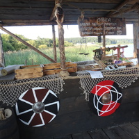 На территории исторического парка "Бастион". Лавка на причале