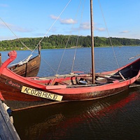 На территории исторического парка "Бастион".  "ЛАДЕЙНАЯ ИСТОРИЯ". Флот парка «Бастiонъ». Ладья "Фрейя" у причала