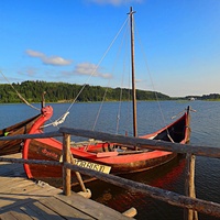 На территории исторического парка "Бастион".  "ЛАДЕЙНАЯ ИСТОРИЯ". Флот парка «Бастiонъ». Ладьи «Бьёрн» и "Фрейя" у причала.