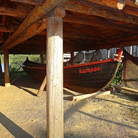 На территории исторического парка "Бастион". "ЛАДЕЙНАЯ ИСТОРИЯ". Флот парка «Бастiонъ». Ладья "Варвара" - реплика поморской шняки, или снеккара. Флагман флотилии и самое заслуженное судно. Длина 10 м., ширина 2,5 м., экипаж 12 человек.