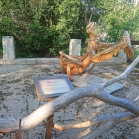 На территории исторического парка "Бастион". Выставка деревянных скульптур "Тайная жизнь насекомых". Богомол