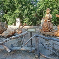 На территории исторического парка "Бастион". Выставка деревянных скульптур "Тайная жизнь насекомых". Гонки на улитках