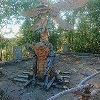 На территории исторического парка "Бастион". Выставка деревянных скульптур "Тайная жизнь насекомых". Тотем – священный столб.