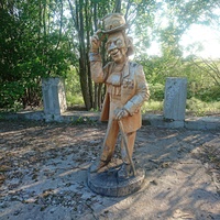 На территории исторического парка "Бастион". Выставка деревянных скульптур "Тайная жизнь насекомых". Вежливый Вениамин