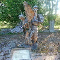 На территории исторического парка "Бастион". Выставка деревянных скульптур "Тайная жизнь насекомых". Пчеловод с гармошкой!