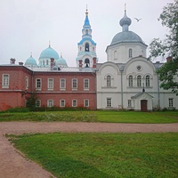 Церковь иконы Божией Матери "Живоносный источник" (нижний храм) и Троицы Живоначальной (верхний храм) с одним куполом.