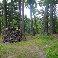 На берегу озера Мустоярви у храма в Коневском скиту