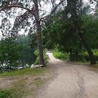 Мостик между Коневскими озёрами: слева - Игуменское, справа - Мустоярви