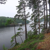 Вид со смотровой площадки горы Елеон на Малую Никоновскую бухту и форелевое хозяйство