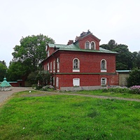 Двухэтажный келейный корпус, внизу - трапезная в Воскресенском скиту. Перед ним - старый колодец