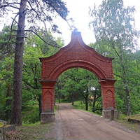 Каменные ворота перед Владимирским мостом через пролив из Монастырской бухты в Кукинский залив