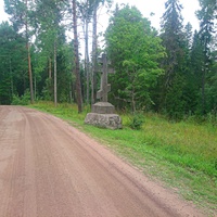 Гранитный поклонный крест, поставленный «на перекрестке дорог проезжей и прохожей» в 1854 году. Проезжая дорога — ведет к скиту Всех святых, а прохожая почти совсем заросла и едва заметной просекой уходит на восток к берегу Монастырской бухты.