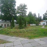 Келейные корпуса на территории Всехсвятского скита. Справа - колодец глубиной "7 аршин", высеченный в скале в 1857 году