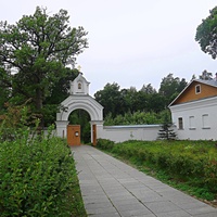 Западные врата и настоятельский корпус Всехсвятского скита.