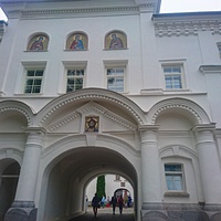 Надвратная церковь святых апостолов Петра и Павла находится над Святыми воротами — главным входом в монастырь.