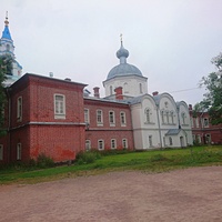 Церковь иконы Божией Матери "Живоносный источник" (нижний храм) и Троицы Живоначальной (верхний храм) с одним куполом.