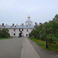 На центральной улице перед собором. Впереди - арка в келейном корпусе и проход к святым воротам и надвратному храму Петра и Павла