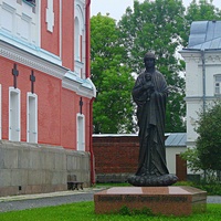 Бронзовая скульптура Богоматери (3,4 м) на гр. постаменте. Изготовлена скульптором А. Клыковым в мастерской нар. худ. РФ В. Клыкова. Монумент воспроизводит Валаамскую икону Богоматери написанную в 1878 г. Валаамским насельником иеромонахом Алимпием