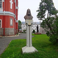 Бронзовый бюст Алексия II возле Спасо-Преображенского собора на Центральной улице посёлка Валаам