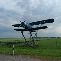 Самолёт Ан-2 возле аэропорта